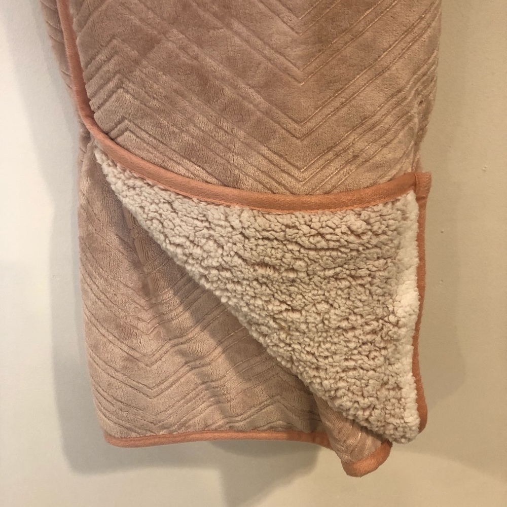 Pink Embossed Sherpa Blanket 50x60 NWT - Picture 3 of 4